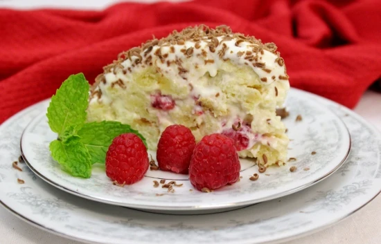 Raspberry Piece of Cake Cake (550x353)