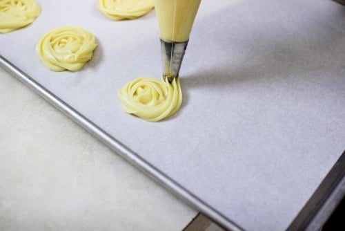 Piping out pate a choux dough (3)