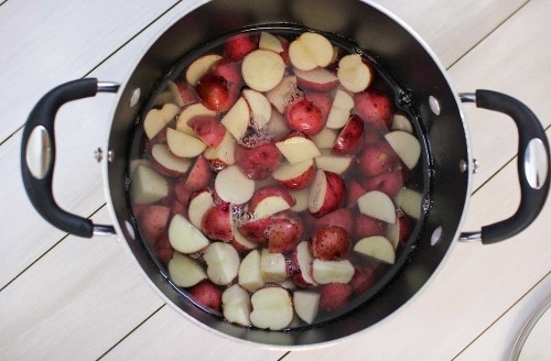Red potatoes in water (328x500)