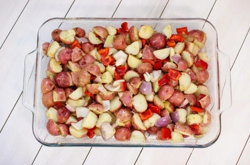 potatoes, pepper, shallot in baking pan (500x330)