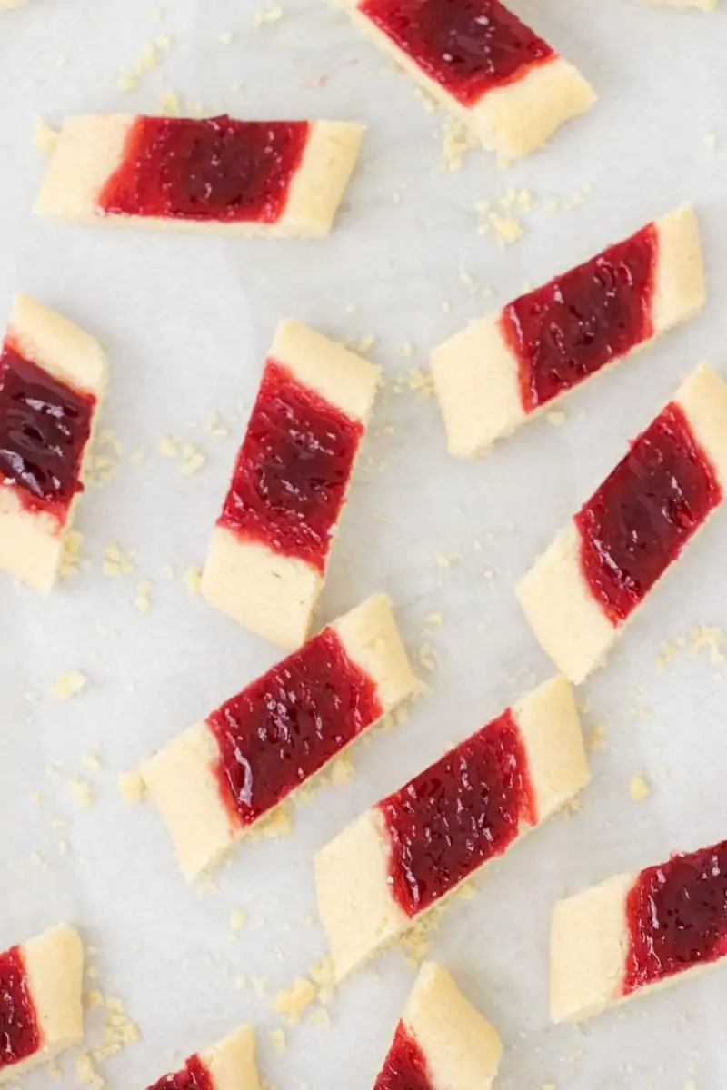 Split Second Cookies
Shortbread cookies with jam