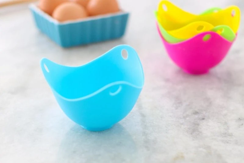 Poaching eggs sales in silicone cups