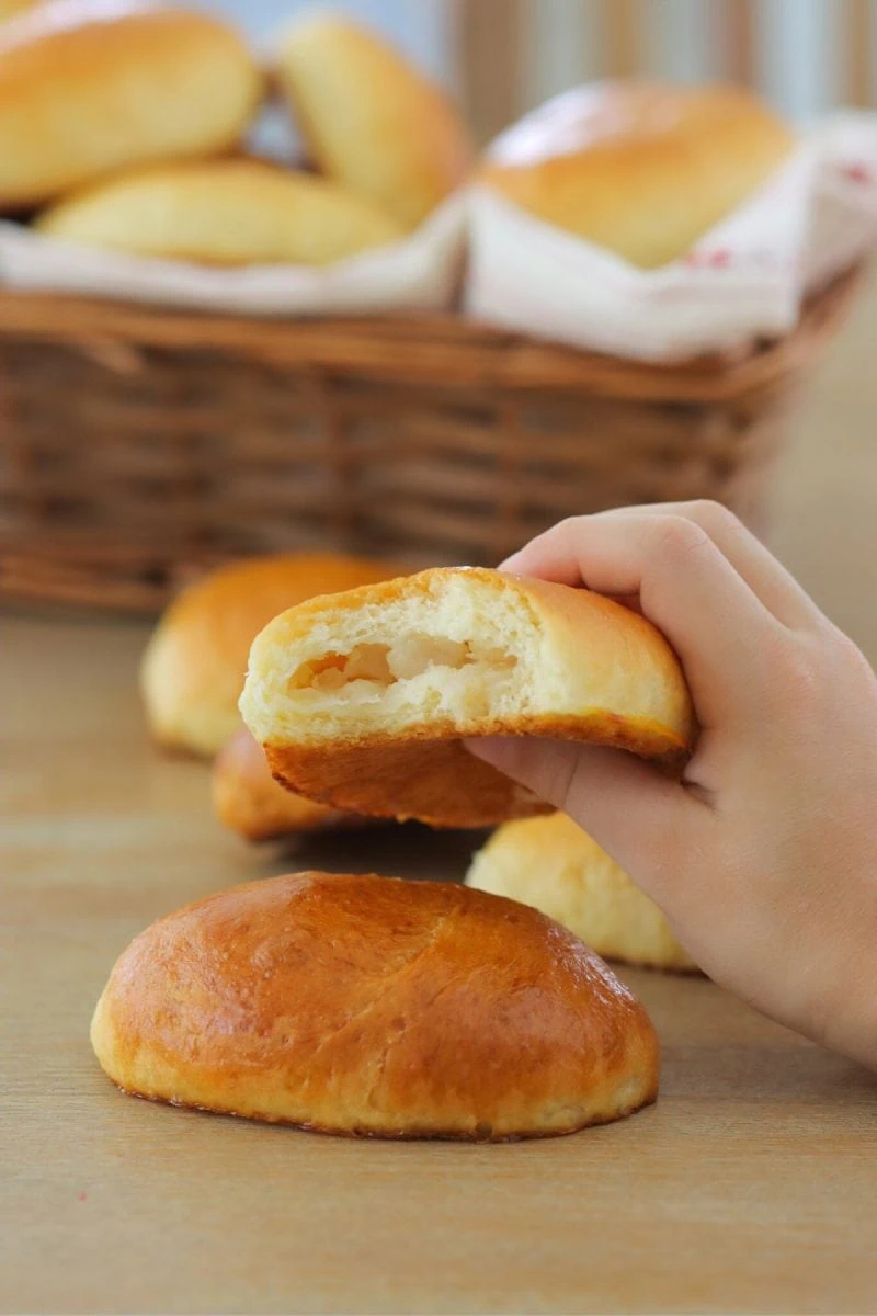 Apple Bulochki 
sweet yeast rolls 