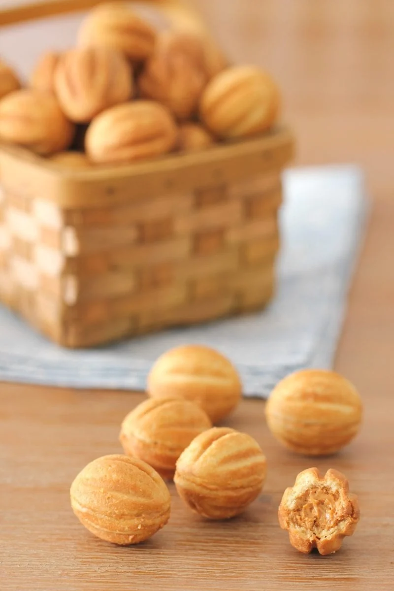 Oreshki, Russian walnut shaped cookies with dulce de leche filling