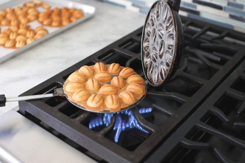 Oreshnitsa to make oreshki - walnut shaped cookies